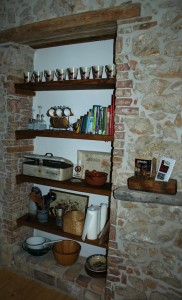 Wandnische im alten Hausdurchgang