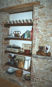 Wandnische im alten Hausdurchgang